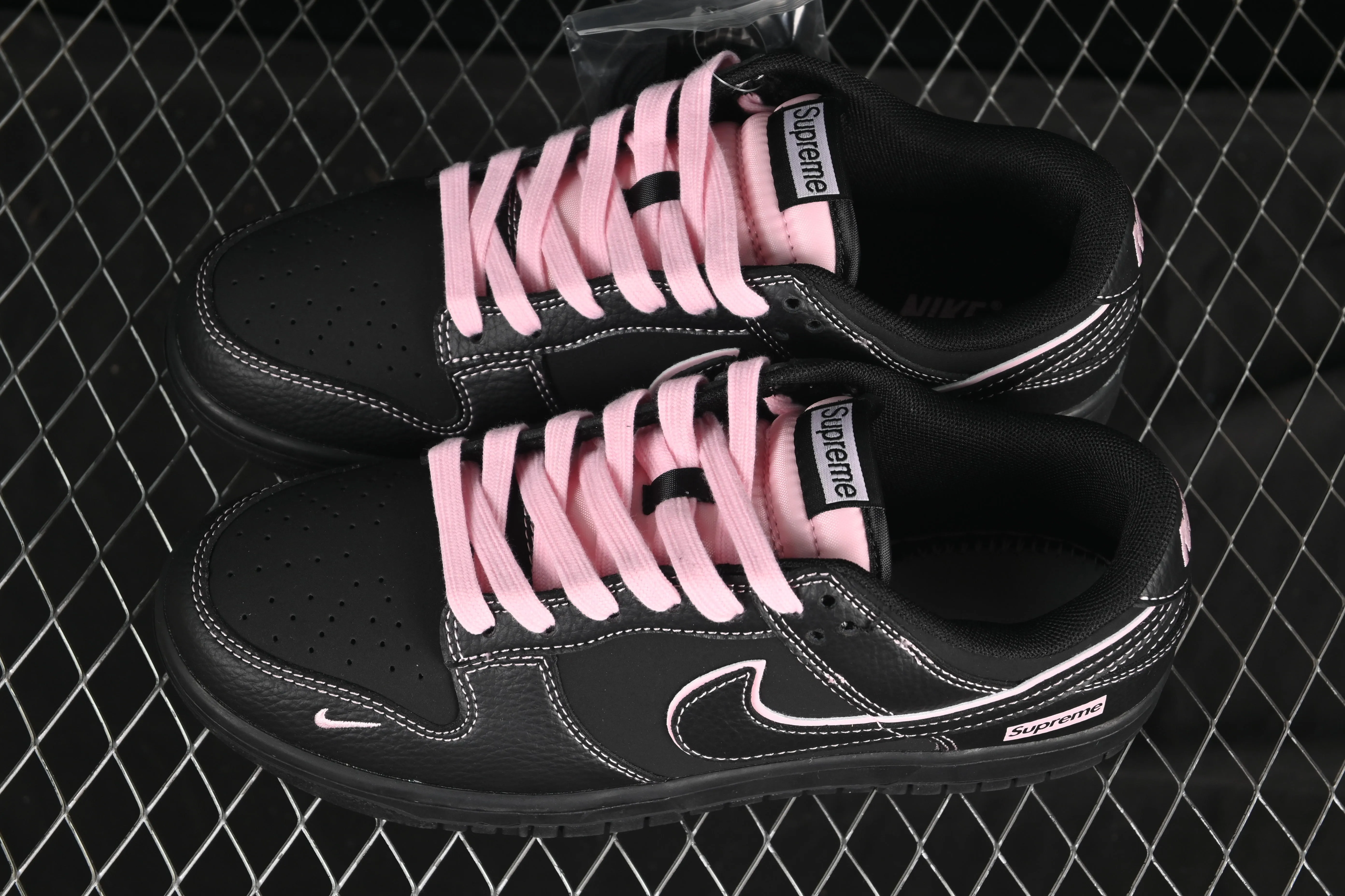 All categories Nk SB Dunk Series Nk SB Dunk Low High-end customized low-top sneakers Nike SB Dunk Low Supreme co-branded all black rice noodles High-end customized low-top casual sneakers QW5836-014